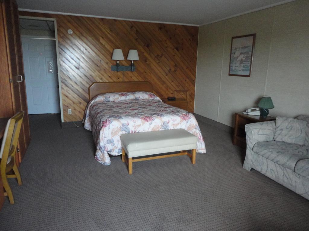 Island Resort Chincoteague Room photo