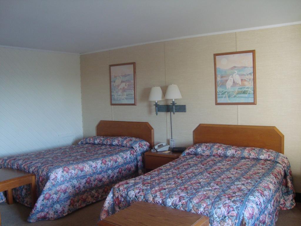 Island Resort Chincoteague Room photo