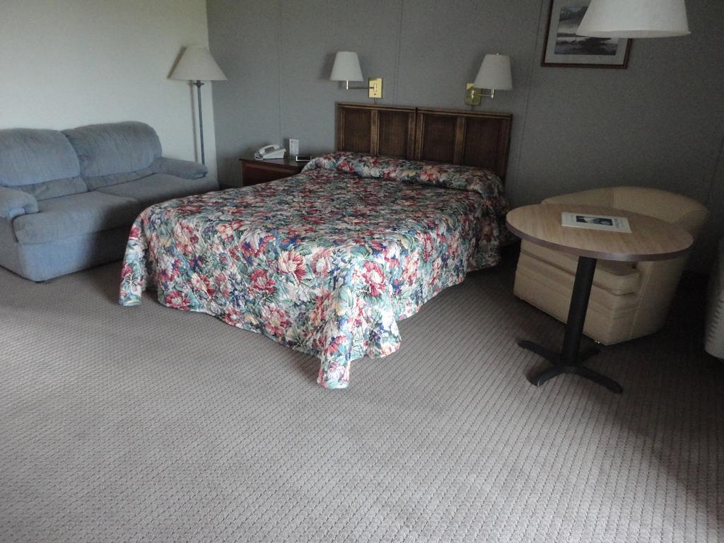 Island Resort Chincoteague Room photo