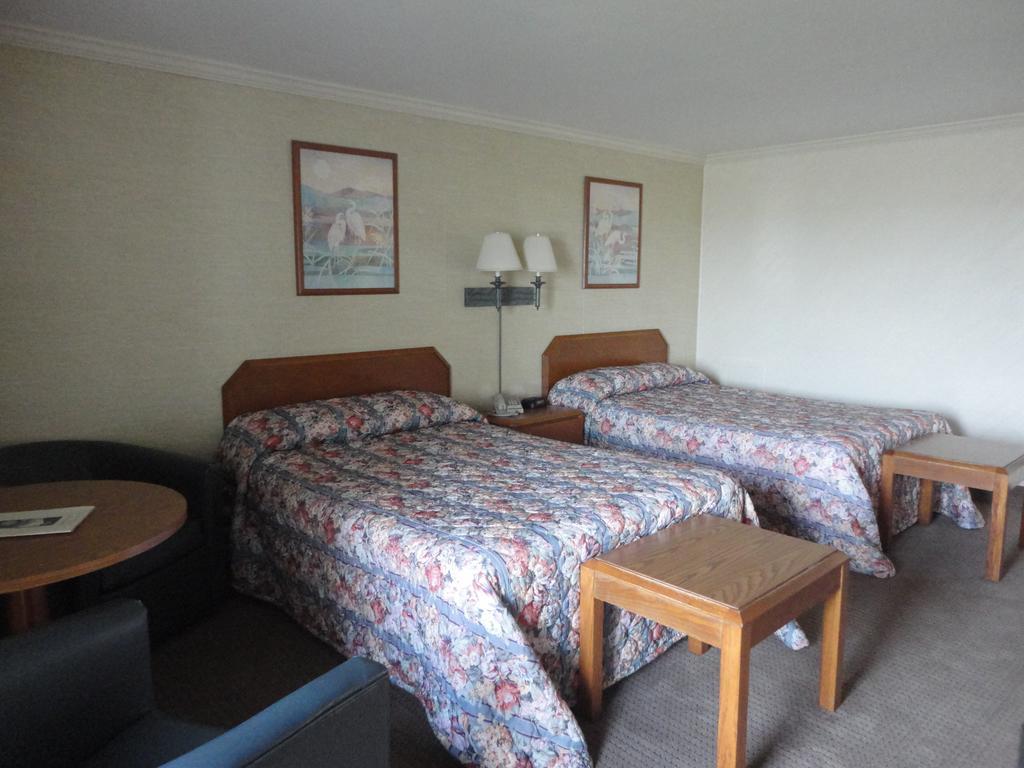 Island Resort Chincoteague Room photo