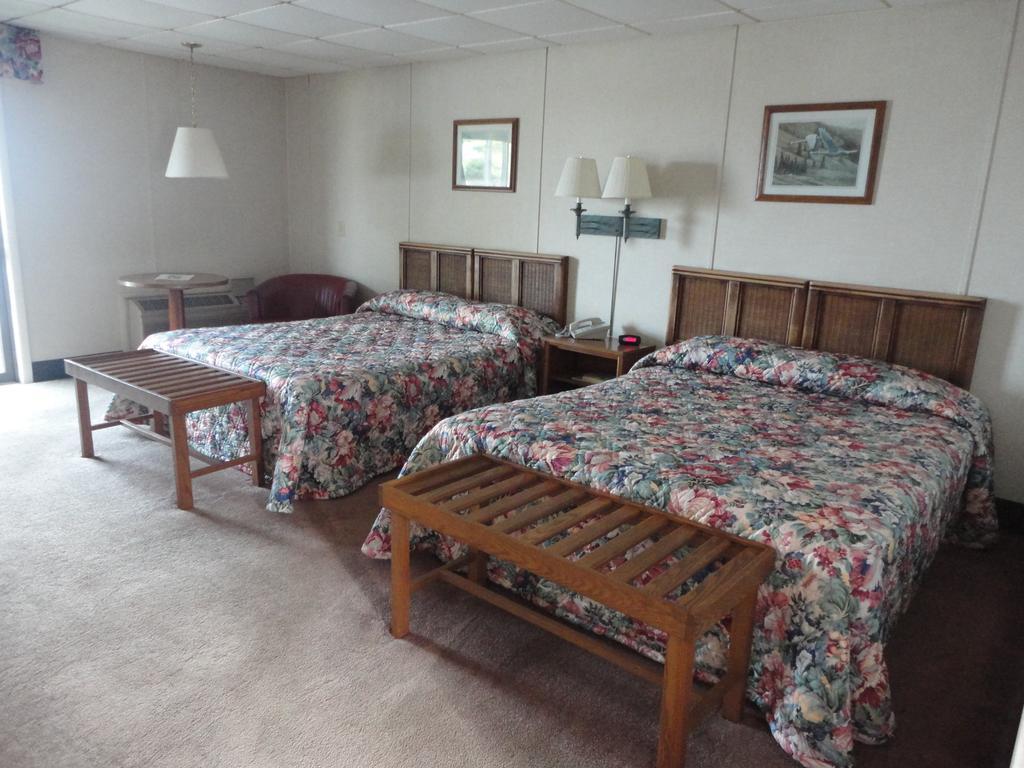 Island Resort Chincoteague Room photo